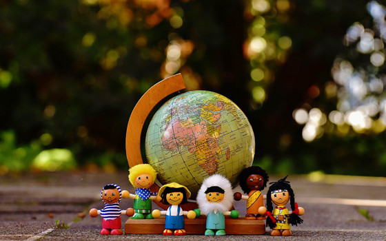 Immagine di un globo con dei pupazzetti rappresentanti le differenti nazionalità nel mondo.