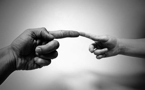 Immagine mani che si incontrano, rappresentano due mondi che l'interprete fa incontrare