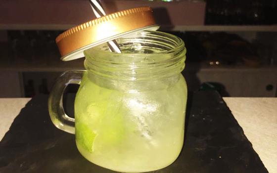 Immagine di cocktail Caipiroska, accessibilità lingua dei segni