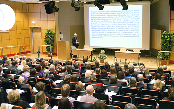 foto di conferenza con schermi  per video-interpretariato di conferenza