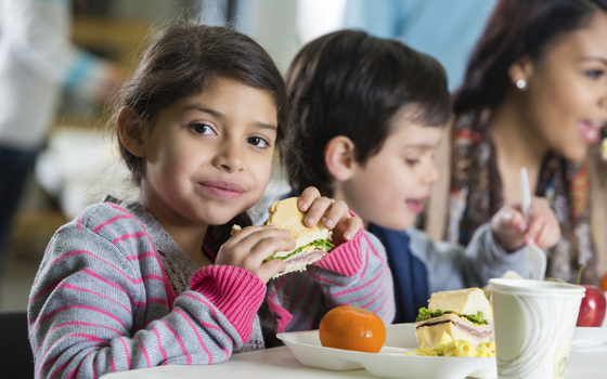 Bambini a tavola. Interprete LIS