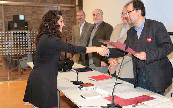 Foto di Margherita alla laurea magistrale mentre riceve il titolo dalla commissione d'esame