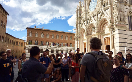 Foto di gruppo durante una visita alla città. Interprete LIS